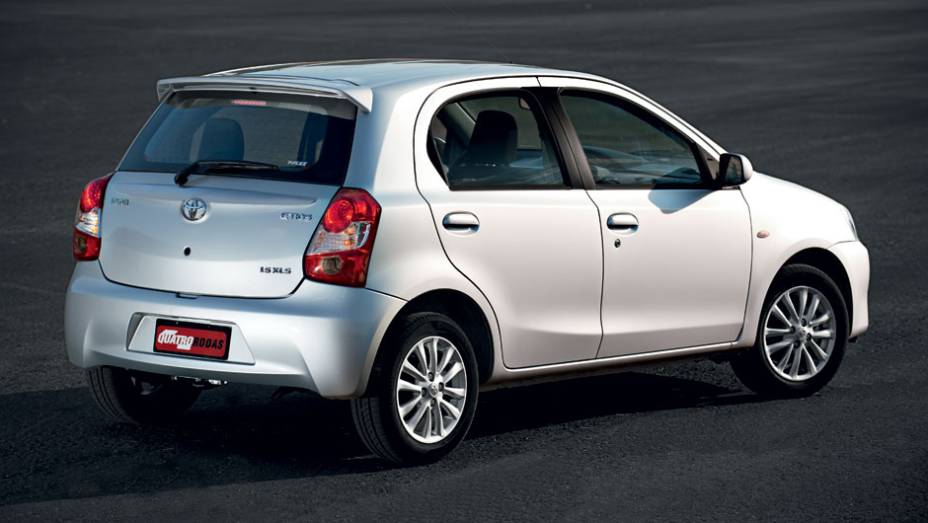 Os designers não economizaram nos vincos na hora de desenhar a carroceria | <a href="https://gutenberg.quatrorodas.abril.com.br/carros/testes/toyota-etios-714860.shtml" rel="migration">Leia mais</a>