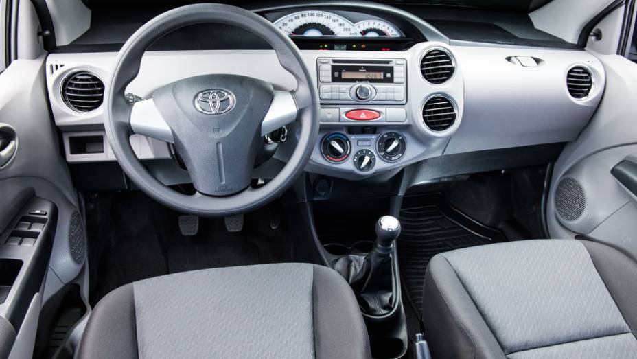 Painel de instrumentos central: ousadia no bem-comportado visual do carro | <a href="https://gutenberg.quatrorodas.abril.com.br/carros/testes/toyota-etios-714860.shtml" rel="migration">Leia mais</a>