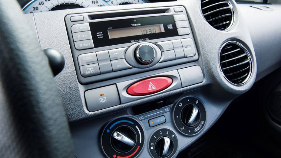 Sistema de som tem entrada USB | <a href="https://gutenberg.quatrorodas.abril.com.br/carros/testes/toyota-etios-714860.shtml" rel="migration">Leia mais</a>