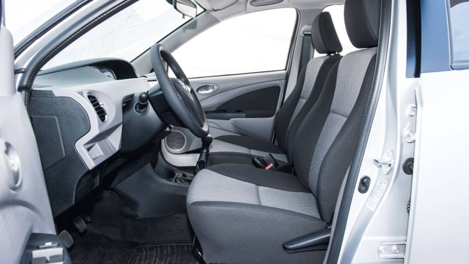A cabine acomoda quatro adultos | <a href="https://gutenberg.quatrorodas.abril.com.br/carros/testes/toyota-etios-714860.shtml" rel="migration">Leia mais</a>
