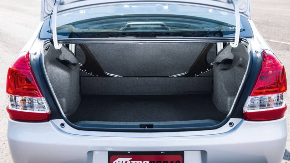 Porta-malas leva 270 litros | <a href="https://gutenberg.quatrorodas.abril.com.br/carros/testes/toyota-etios-714860.shtml" rel="migration">Leia mais</a>