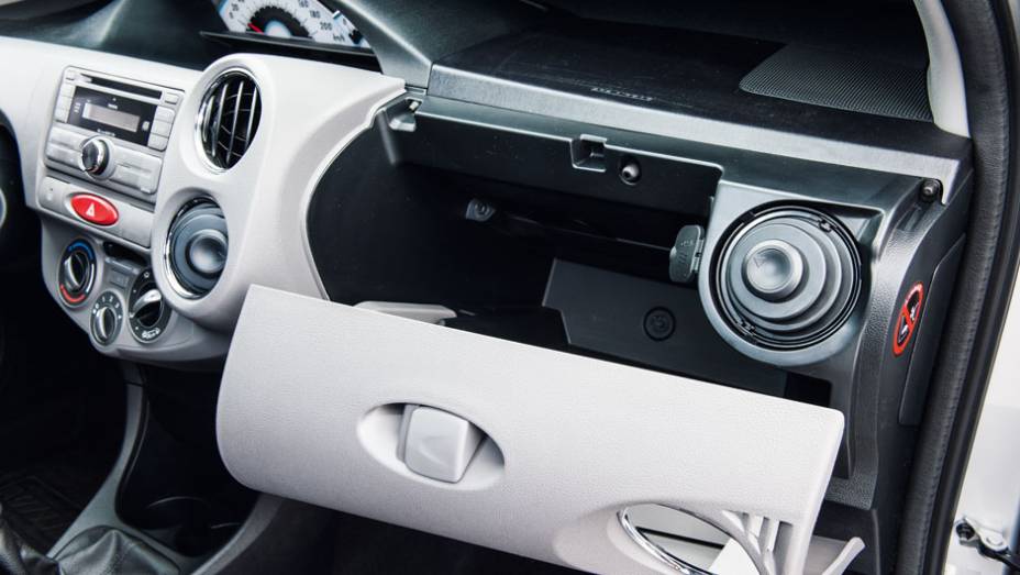 O porta-luvas tem saída de ventilação | <a href="https://gutenberg.quatrorodas.abril.com.br/carros/testes/toyota-etios-714860.shtml" rel="migration">Leia mais</a>