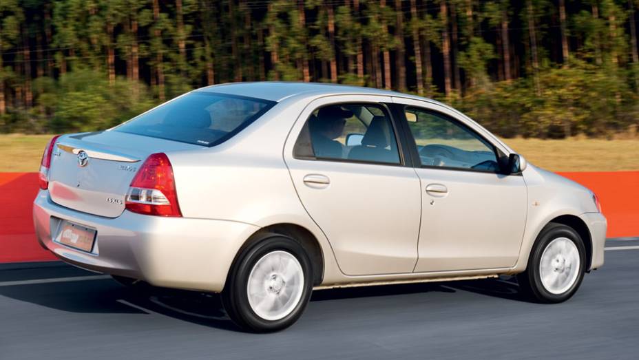 O sedã será oferecido com motor 1.5 e três pacotes de acabamento: X, XS e XLS | <a href="https://gutenberg.quatrorodas.abril.com.br/carros/testes/toyota-etios-714860.shtml" rel="migration">Leia mais</a>