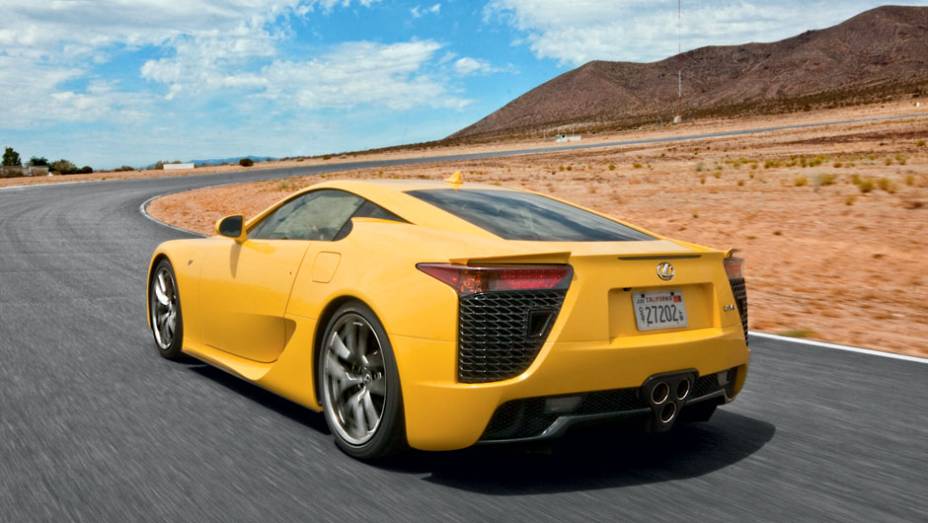 O conjunto de três escapamentos centrais é integrado ao extrator de ar traseiro | <a href="https://gutenberg.quatrorodas.abril.com.br/carros/impressoes/lexus-lfa-715295.shtml" rel="migration">Leia mais</a>