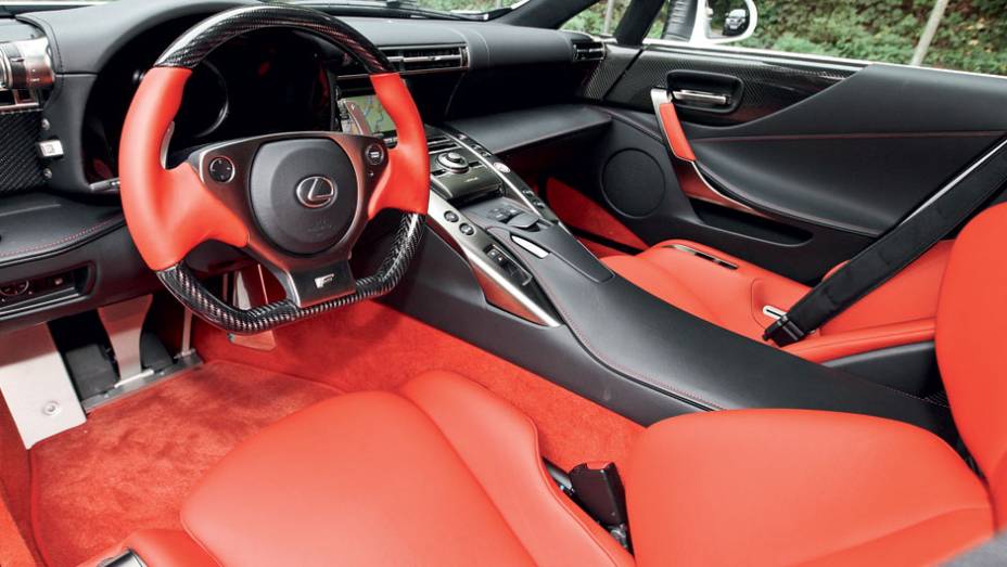 Interior pode ter cores personalizadas, mas traz sempre couro e carbono | <a href="https://gutenberg.quatrorodas.abril.com.br/carros/impressoes/lexus-lfa-715295.shtml" rel="migration">Leia mais</a>