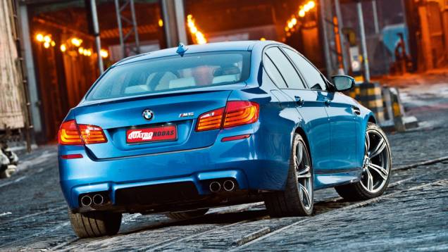 O azul Interlagos Blau é uma cor característica dos modelos M | <a href="https://gutenberg.quatrorodas.abril.com.br/carros/testes/bmw-m5-4-4-v8-714834.shtml" rel="migration">Leia mais</a> O azul Interlagos Blau é uma cor característica dos modelos M | <a href="https://gutenberg.quatrorodas.abril.com.br/carros/testes/bmw-m5-4-4-v8-714834.shtml" rel="migration">Leia mais</a>