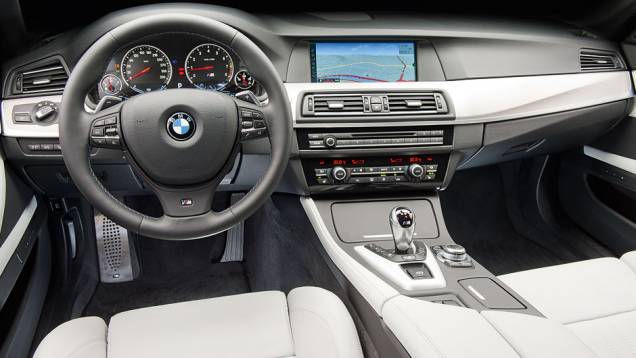 O painel é rico em informações analógicas e digitais | <a href="https://gutenberg.quatrorodas.abril.com.br/carros/testes/bmw-m5-4-4-v8-714834.shtml" rel="migration">Leia mais</a> O painel é rico em informações analógicas e digitais | <a href="https://gutenberg.quatrorodas.abril.com.br/carros/testes/bmw-m5-4-4-v8-714834.shtml" rel="migration">Leia mais</a>