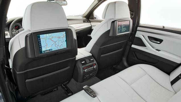 Para quem viaja atrás, não falta espaço nem entretenimento | <a href="https://gutenberg.quatrorodas.abril.com.br/carros/testes/bmw-m5-4-4-v8-714834.shtml" rel="migration">Leia mais</a> Para quem viaja atrás, não falta espaço nem entretenimento | <a href="https://gutenberg.quatrorodas.abril.com.br/carros/testes/bmw-m5-4-4-v8-714834.shtml" rel="migration">Leia mais</a>