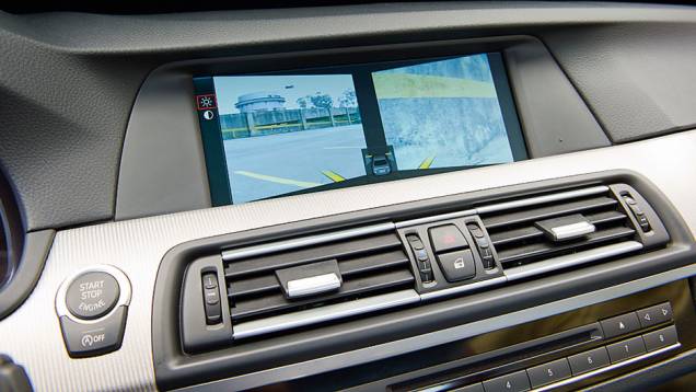 Duas câmeras mostram áreas próximas às extremidades na dianteira | <a href="https://gutenberg.quatrorodas.abril.com.br/carros/testes/bmw-m5-4-4-v8-714834.shtml" rel="migration">Leia mais</a> Duas câmeras mostram áreas próximas às extremidades na dianteira | <a href="https://gutenberg.quatrorodas.abril.com.br/carros/testes/bmw-m5-4-4-v8-714834.shtml" rel="migration">Leia mais</a>