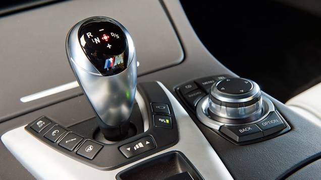 Teclas de ajuste em volta do câmbio | <a href="https://gutenberg.quatrorodas.abril.com.br/carros/testes/bmw-m5-4-4-v8-714834.shtml" rel="migration">Leia mais</a> Teclas de ajuste em volta do câmbio | <a href="https://gutenberg.quatrorodas.abril.com.br/carros/testes/bmw-m5-4-4-v8-714834.shtml" rel="migration">Leia mais</a>
