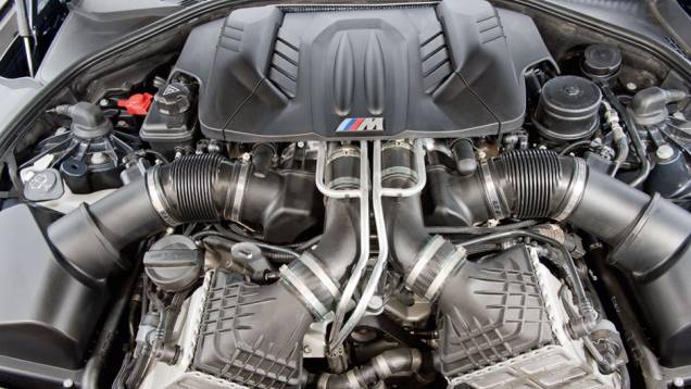 O V8 gera 560 cv | <a href="https://gutenberg.quatrorodas.abril.com.br/carros/testes/bmw-m5-4-4-v8-714834.shtml" rel="migration">Leia mais</a> O V8 gera 560 cv | <a href="https://gutenberg.quatrorodas.abril.com.br/carros/testes/bmw-m5-4-4-v8-714834.shtml" rel="migration">Leia mais</a>