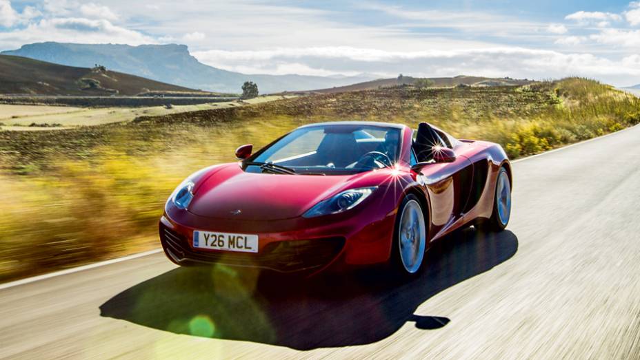 Capota é rebatida em 17 segundos e com o carroa até 30 km/h | <a href="https://gutenberg.quatrorodas.abril.com.br/carros/impressoes/mclaren-mp4-12c-spider-736652.shtml" rel="migration">Leia mais</a>