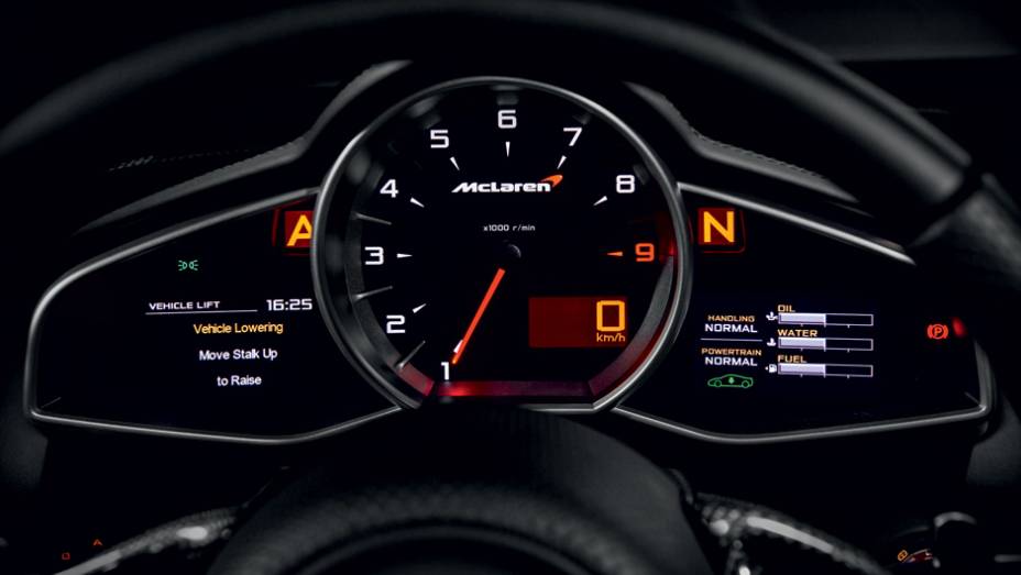 Como num carro de F-1, o conta-giros &eacute; o instrumento principal do painel | <a href="https://gutenberg.quatrorodas.abril.com.br/carros/impressoes/mclaren-mp4-12c-spider-736652.shtml" rel="migration">Leia mais</a>