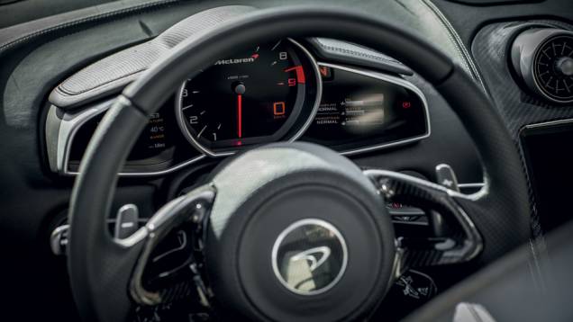 A troca de marcha manual só pode ser feita pelas borboletas no volante | <a href="https://gutenberg.quatrorodas.abril.com.br/carros/impressoes/mclaren-mp4-12c-spider-736652.shtml" rel="migration">Leia mais</a> A troca de marcha manual só pode ser feita pelas borboletas no volante | <a href="https://gutenberg.quatrorodas.abril.com.br/carros/impressoes/mclaren-mp4-12c-spider-736652.shtml" rel="migration">Leia mais</a>