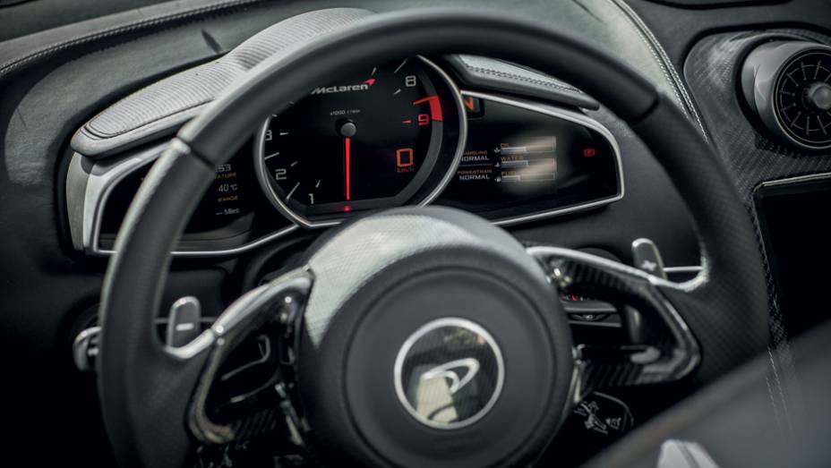 A troca de marcha manual s&oacute; pode ser feita pelas borboletas no volante | <a href="https://gutenberg.quatrorodas.abril.com.br/carros/impressoes/mclaren-mp4-12c-spider-736652.shtml" rel="migration">Leia mais</a>