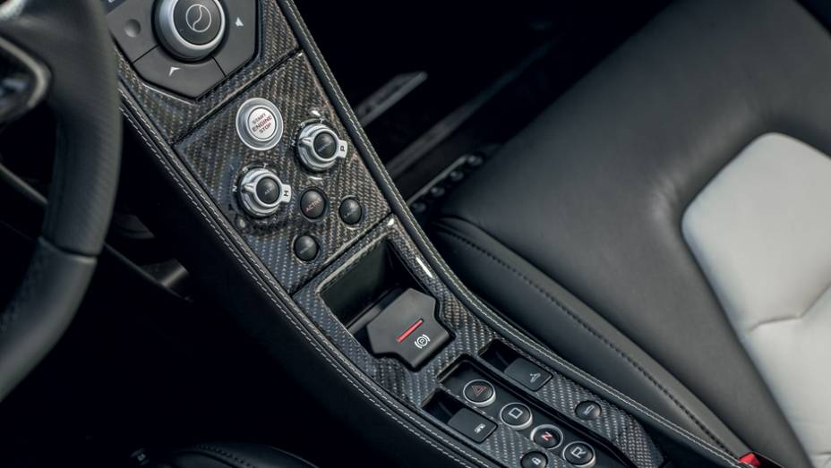 Console reúne os comandos que ajustam o carro ao estilo do piloto | <a href="https://gutenberg.quatrorodas.abril.com.br/carros/impressoes/mclaren-mp4-12c-spider-736652.shtml" rel="migration">Leia mais</a>