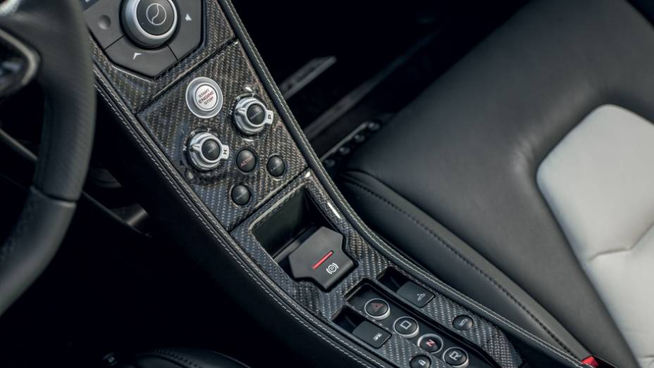 Console re&uacute;ne os comandos que ajustam o carro ao estilo do piloto | <a href="https://gutenberg.quatrorodas.abril.com.br/carros/impressoes/mclaren-mp4-12c-spider-736652.shtml" rel="migration">Leia mais</a>