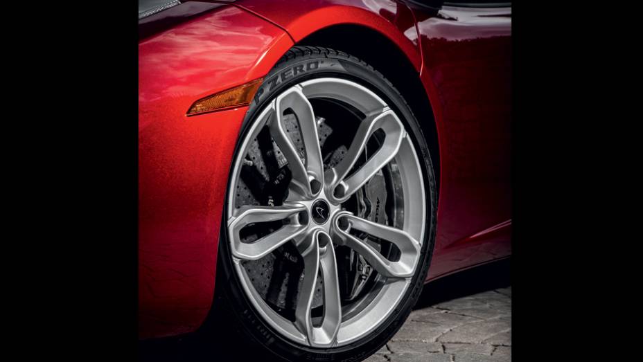 Os freios de carbono-cer&acirc;mica s&atilde;o itens opcionais | <a href="https://gutenberg.quatrorodas.abril.com.br/carros/impressoes/mclaren-mp4-12c-spider-736652.shtml" rel="migration">Leia mais</a>