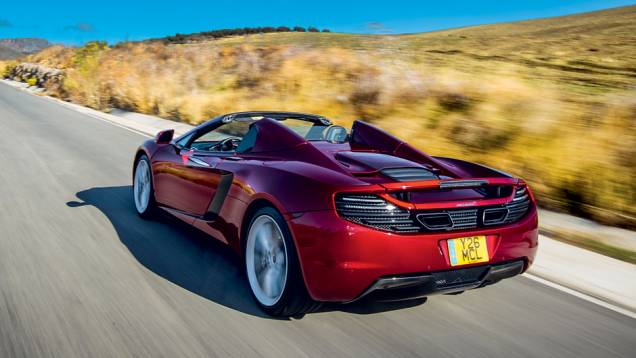 Escape duplo discretamente embutido entre as lanternas | <a href="https://gutenberg.quatrorodas.abril.com.br/carros/impressoes/mclaren-mp4-12c-spider-736652.shtml" rel="migration">Leia mais</a> Escape duplo discretamente embutido entre as lanternas | <a href="https://gutenberg.quatrorodas.abril.com.br/carros/impressoes/mclaren-mp4-12c-spider-736652.shtml" rel="migration">Leia mais</a>