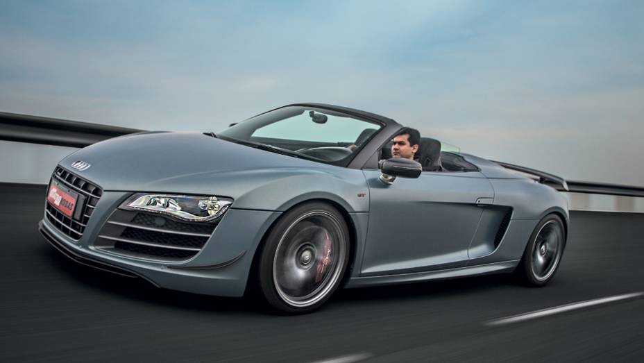 Pintura fosca diferencia o visual do R8 GT Spyder | <a href="https://gutenberg.quatrorodas.abril.com.br/carros/testes/audi-r8-gt-spyder-736694.shtml" rel="migration">Leia mais</a>