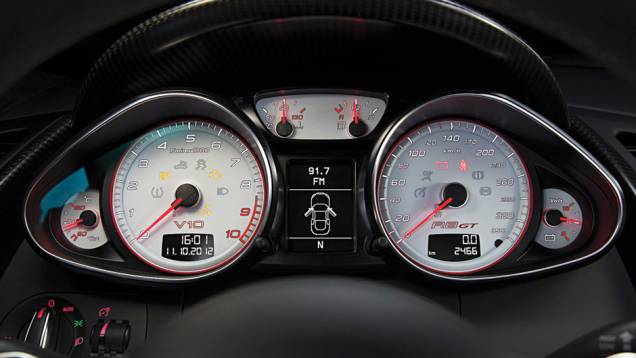 Quadro de instrumentos marcaa temperatura da água e do óeo e indica o nível da bateria | <a href="https://gutenberg.quatrorodas.abril.com.br/carros/testes/audi-r8-gt-spyder-736694.shtml" rel="migration">Leia mais</a> Quadro de instrumentos marcaa temperatura da água e do óeo e indica o nível da bateria | <a href="https://gutenberg.quatrorodas.abril.com.br/carros/testes/audi-r8-gt-spyder-736694.shtml" rel="migration">Leia mais</a>