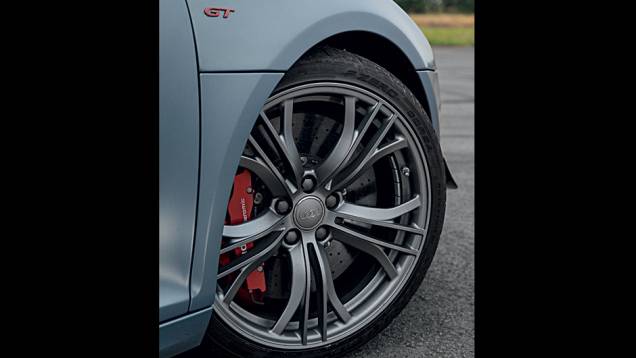 Rodas sob medida para abrigar os freios maiores | <a href="https://gutenberg.quatrorodas.abril.com.br/carros/testes/audi-r8-gt-spyder-736694.shtml" rel="migration">Leia mais</a> Rodas sob medida para abrigar os freios maiores | <a href="https://gutenberg.quatrorodas.abril.com.br/carros/testes/audi-r8-gt-spyder-736694.shtml" rel="migration">Leia mais</a>