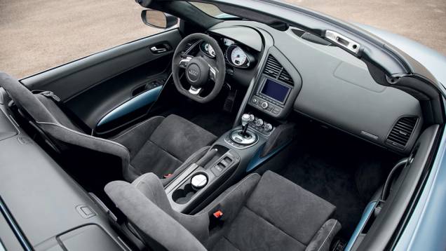 Interior é forrado de camurça, alumínio e fibra de carbono. Bancos do tipo concha são opcionais. Sistema de som é da dinamarquesa Bang & Olufsen | <a href="https://gutenberg.quatrorodas.abril.com.br/carros/testes/audi-r8-gt-spyder-736694.shtml" rel="migration">Leia mais</a> Interior é forrado de camurça, alumínio e fibra de carbono. Bancos do tipo concha são opcionais. Sistema de som é da dinamarquesa Bang & Olufsen | <a href="https://gutenberg.quatrorodas.abril.com.br/carros/testes/audi-r8-gt-spyder-736694.shtml" rel="migration">Leia mais</a>