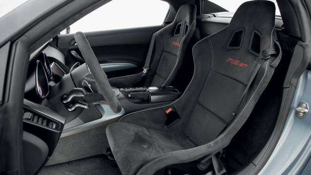 Bancos tipo concha garantem o tipão de carro de corrida | <a href="https://gutenberg.quatrorodas.abril.com.br/carros/testes/audi-r8-gt-spyder-736694.shtml" rel="migration">Leia mais</a> Bancos tipo concha garantem o tipão de carro de corrida | <a href="https://gutenberg.quatrorodas.abril.com.br/carros/testes/audi-r8-gt-spyder-736694.shtml" rel="migration">Leia mais</a>
