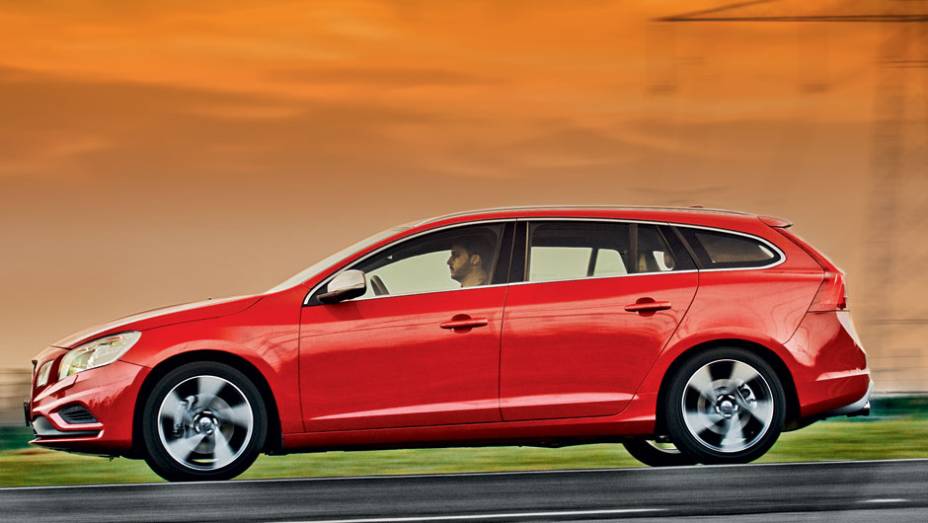 V60 é derivada do sedã s60 e está disponível com o pacote r-Design | <a href="https://gutenberg.quatrorodas.abril.com.br/carros/testes/volvo-v60-716488.shtml" rel="migration">Leia mais</a>