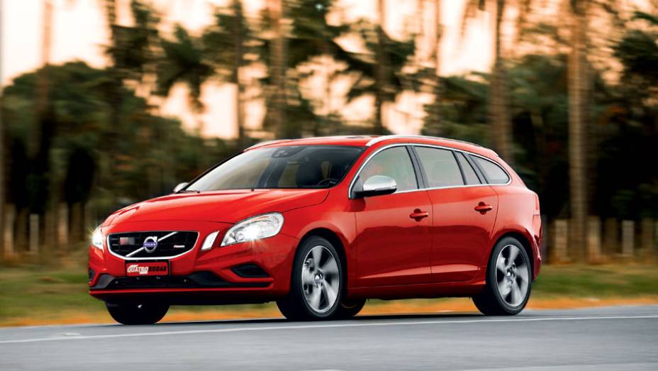 Teto rebaixado na traseira lembra um cupê, mas restringe o espaço | <a href="https://gutenberg.quatrorodas.abril.com.br/carros/testes/volvo-v60-716488.shtml" rel="migration">Leia mais</a>