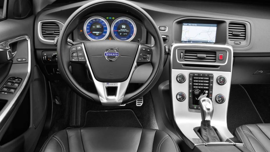 Interior é compartilhado com o sedã. O painel azul faz parte do pacote R-Design | <a href="https://gutenberg.quatrorodas.abril.com.br/carros/testes/volvo-v60-716488.shtml" rel="migration">Leia mais</a>