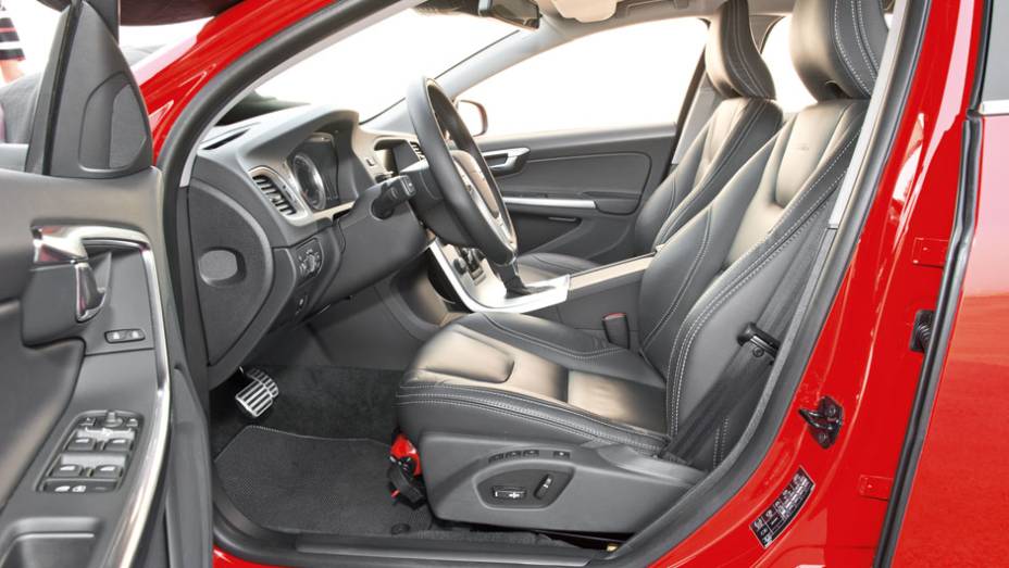 Bancos esportivos têm aquecimento | <a href="https://gutenberg.quatrorodas.abril.com.br/carros/testes/volvo-v60-716488.shtml" rel="migration">Leia mais</a>