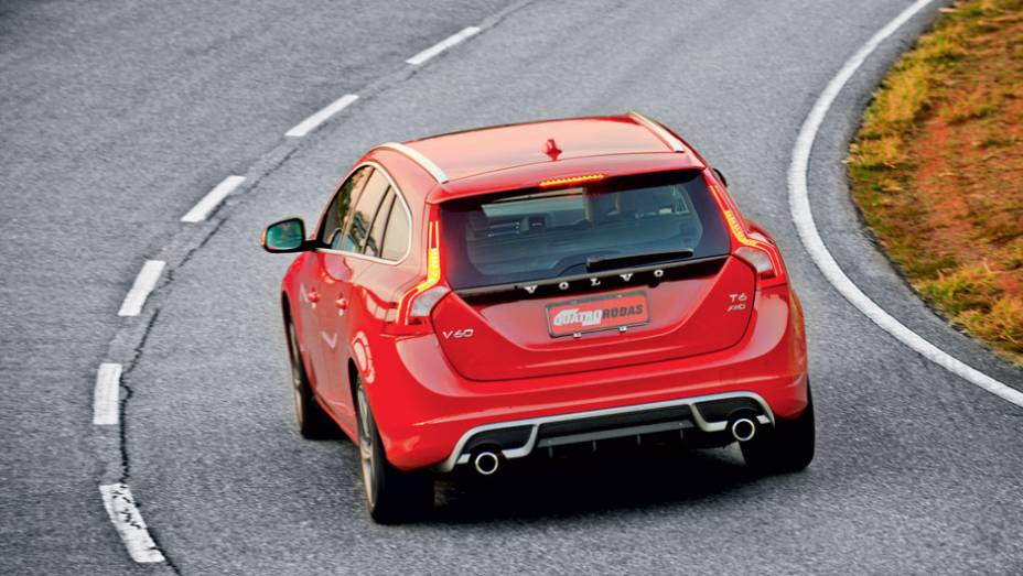 Leds marcam as formas da lanterna e uma moldura plástica contorna o escape | <a href="https://gutenberg.quatrorodas.abril.com.br/carros/testes/volvo-v60-716488.shtml" rel="migration">Leia mais</a>