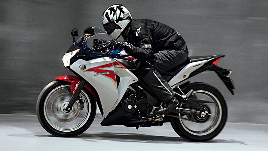 Menorzinha, exige contorcionismo de pilotos mais altos | <a href="https://gutenberg.quatrorodas.abril.com.br/moto/testes/kawasaki-ninja-300-x-honda-cbr-250r-741248.shtml" rel="migration">Leia mais</a>