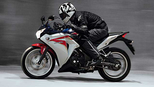 Menorzinha, exige contorcionismo de pilotos mais altos | <a href="https://gutenberg.quatrorodas.abril.com.br/moto/testes/kawasaki-ninja-300-x-honda-cbr-250r-741248.shtml" rel="migration">Leia mais</a> Menorzinha, exige contorcionismo de pilotos mais altos | <a href="https://gutenberg.quatrorodas.abril.com.br/moto/testes/kawasaki-ninja-300-x-honda-cbr-250r-741248.shtml" rel="migration">Leia mais</a>