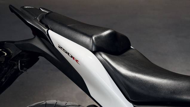 Banco duplo com mais espuma na CBR 250R | <a href="https://gutenberg.quatrorodas.abril.com.br/moto/testes/kawasaki-ninja-300-x-honda-cbr-250r-741248.shtml" rel="migration">Leia mais</a> Banco duplo com mais espuma na CBR 250R | <a href="https://gutenberg.quatrorodas.abril.com.br/moto/testes/kawasaki-ninja-300-x-honda-cbr-250r-741248.shtml" rel="migration">Leia mais</a>