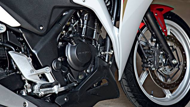 Monocilindro de 250 cc refrigerado a líquido | <a href="https://gutenberg.quatrorodas.abril.com.br/moto/testes/kawasaki-ninja-300-x-honda-cbr-250r-741248.shtml" rel="migration">Leia mais</a> Monocilindro de 250 cc refrigerado a líquido | <a href="https://gutenberg.quatrorodas.abril.com.br/moto/testes/kawasaki-ninja-300-x-honda-cbr-250r-741248.shtml" rel="migration">Leia mais</a>
