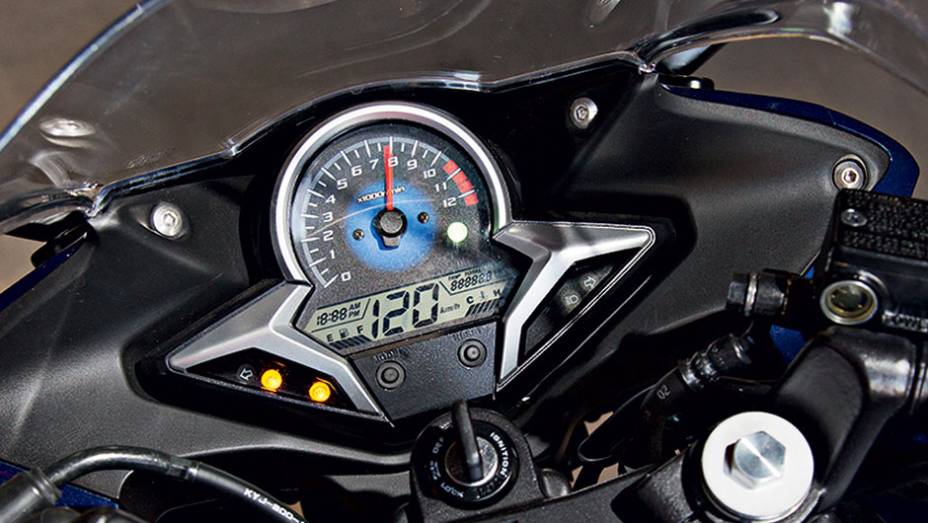 Painel moderno possui boa leitura, com elevado nível de informações | <a href="https://gutenberg.quatrorodas.abril.com.br/moto/testes/kawasaki-ninja-300-x-honda-cbr-250r-741248.shtml" rel="migration">Leia mais</a>