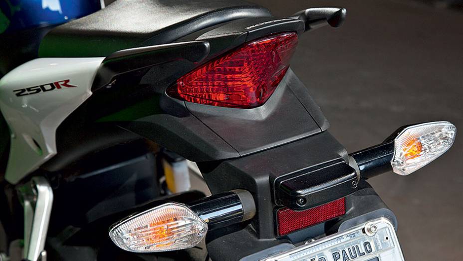 Piscas e placa isolados para facilitar remoção | <a href="https://gutenberg.quatrorodas.abril.com.br/moto/testes/kawasaki-ninja-300-x-honda-cbr-250r-741248.shtml" rel="migration">Leia mais</a>