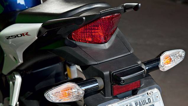 Piscas e placa isolados para facilitar remoção | <a href="https://gutenberg.quatrorodas.abril.com.br/moto/testes/kawasaki-ninja-300-x-honda-cbr-250r-741248.shtml" rel="migration">Leia mais</a> Piscas e placa isolados para facilitar remoção | <a href="https://gutenberg.quatrorodas.abril.com.br/moto/testes/kawasaki-ninja-300-x-honda-cbr-250r-741248.shtml" rel="migration">Leia mais</a>