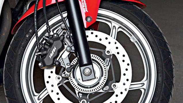 Com C-ABS, a CBR traz o 3º pistão na frente | <a href="https://gutenberg.quatrorodas.abril.com.br/moto/testes/kawasaki-ninja-300-x-honda-cbr-250r-741248.shtml" rel="migration">Leia mais</a> Com C-ABS, a CBR traz o 3º pistão na frente | <a href="https://gutenberg.quatrorodas.abril.com.br/moto/testes/kawasaki-ninja-300-x-honda-cbr-250r-741248.shtml" rel="migration">Leia mais</a>