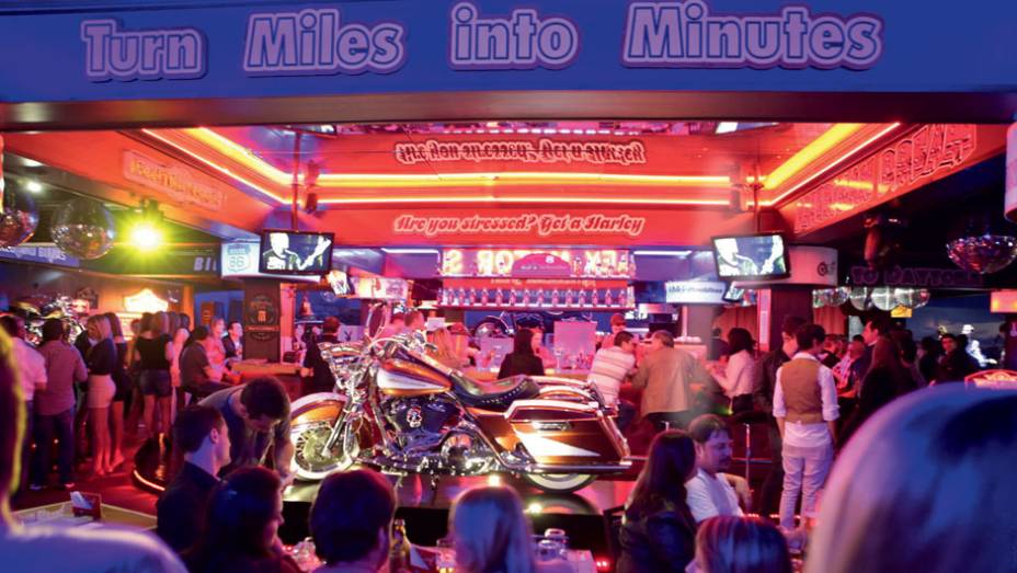 O Harley Motor Show tem mais de 30 motos | <a href="https://gutenberg.quatrorodas.abril.com.br/reportagens/geral/clima-garagem-724995.shtml" rel="migration">Leia mais</a>