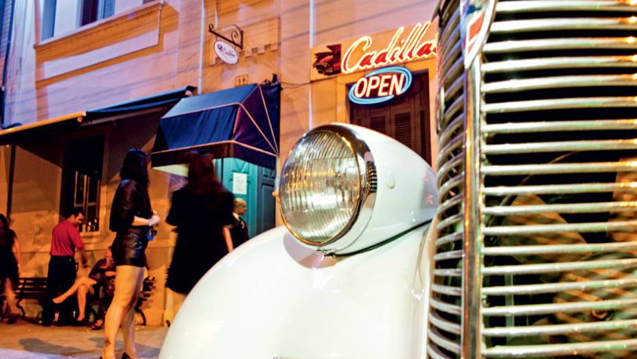 Quem vê a fachada do Cadillac Vintage Bar, em Santos... | <a href="https://gutenberg.quatrorodas.abril.com.br/reportagens/geral/clima-garagem-724995.shtml" rel="migration">Leia mais</a>