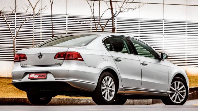 O Passat é o único que tem o escape oculto | <a href="https://gutenberg.quatrorodas.abril.com.br/carros/comparativos/sedas-executivos-725990.shtml" rel="migration">Leia mais</a> O Passat é o único que tem o escape oculto | <a href="https://gutenberg.quatrorodas.abril.com.br/carros/comparativos/sedas-executivos-725990.shtml" rel="migration">Leia mais</a>