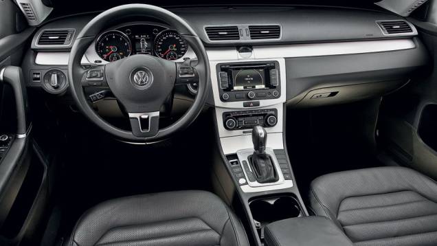 O VW tem câmbio automatizado de duas embreagens | <a href="https://gutenberg.quatrorodas.abril.com.br/carros/comparativos/sedas-executivos-725990.shtml" rel="migration">Leia mais</a> O VW tem câmbio automatizado de duas embreagens | <a href="https://gutenberg.quatrorodas.abril.com.br/carros/comparativos/sedas-executivos-725990.shtml" rel="migration">Leia mais</a>