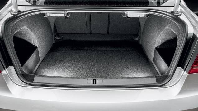 Porta-malas é o maior: 485 litros | <a href="https://gutenberg.quatrorodas.abril.com.br/carros/comparativos/sedas-executivos-725990.shtml" rel="migration">Leia mais</a> Porta-malas é o maior: 485 litros | <a href="https://gutenberg.quatrorodas.abril.com.br/carros/comparativos/sedas-executivos-725990.shtml" rel="migration">Leia mais</a>