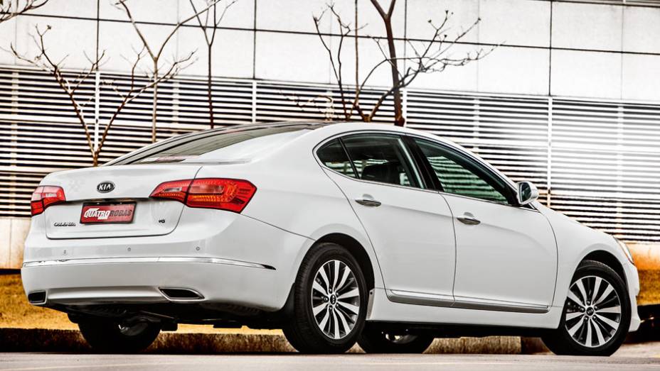 Kia tem linhas mais suaves que o irmão da Hyundai | <a href="https://gutenberg.quatrorodas.abril.com.br/carros/comparativos/sedas-executivos-725990.shtml" rel="migration">Leia mais</a> Kia tem linhas mais suaves que o irmão da Hyundai | <a href="https://gutenberg.quatrorodas.abril.com.br/carros/comparativos/sedas-executivos-725990.shtml" rel="migration">Leia mais</a>