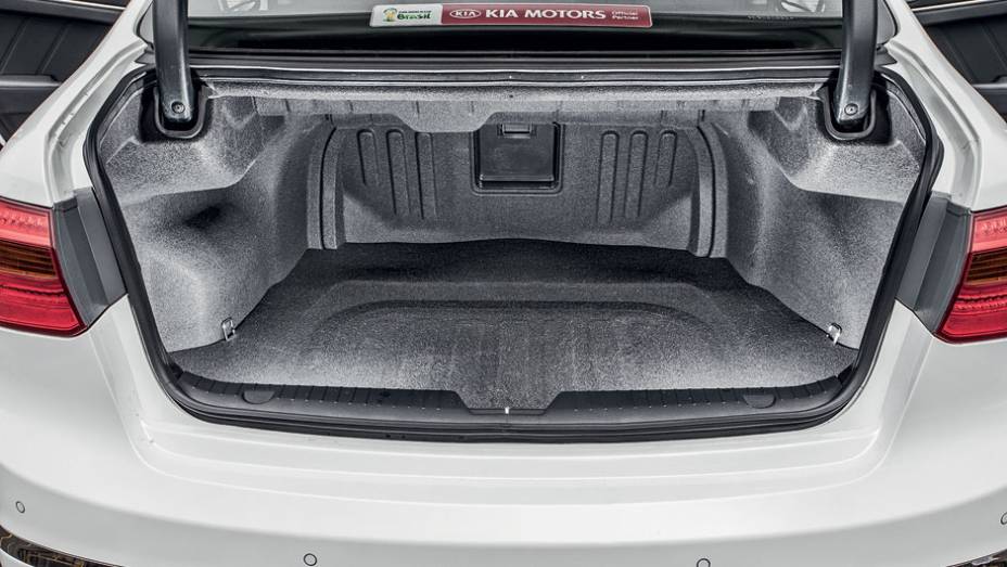 O bagageiro é 10 litros menor, com 451 litros | <a href="https://gutenberg.quatrorodas.abril.com.br/carros/comparativos/sedas-executivos-725990.shtml" rel="migration">Leia mais</a> O bagageiro é 10 litros menor, com 451 litros | <a href="https://gutenberg.quatrorodas.abril.com.br/carros/comparativos/sedas-executivos-725990.shtml" rel="migration">Leia mais</a>