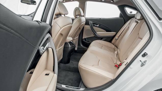 ...para a cabeça do motorista | <a href="https://gutenberg.quatrorodas.abril.com.br/carros/comparativos/sedas-executivos-725990.shtml" rel="migration">Leia mais</a> ...para a cabeça do motorista | <a href="https://gutenberg.quatrorodas.abril.com.br/carros/comparativos/sedas-executivos-725990.shtml" rel="migration">Leia mais</a>