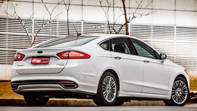 Traseira alta e curta simula design de cupê | <a href="https://gutenberg.quatrorodas.abril.com.br/carros/comparativos/sedas-executivos-725990.shtml" rel="migration">Leia mais</a> Traseira alta e curta simula design de cupê | <a href="https://gutenberg.quatrorodas.abril.com.br/carros/comparativos/sedas-executivos-725990.shtml" rel="migration">Leia mais</a>